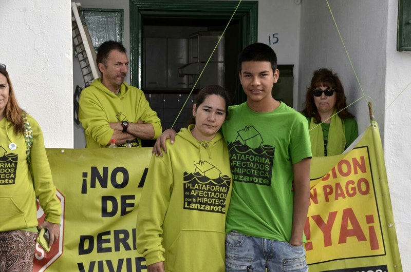 María Deiva, junto a su hijo.