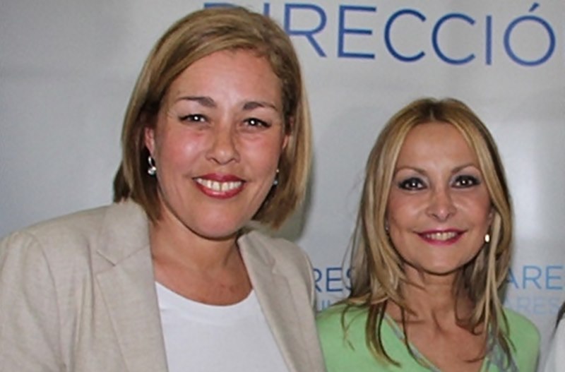 Ástrid Pérez, junto a la candidata popular al Gobierno canario, Australia Navarro.