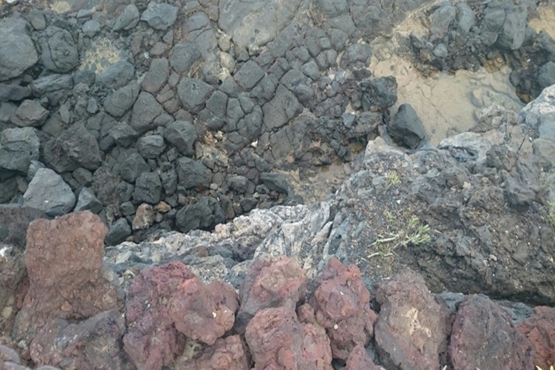 En esta escollera se cayó el niño, desde una altura de unos 15 metros.