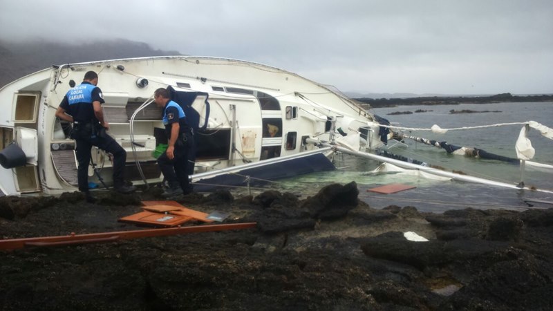 Los miembros de la REN volvieron al barco por la mañana tras haber efectuado el rescate del barco.