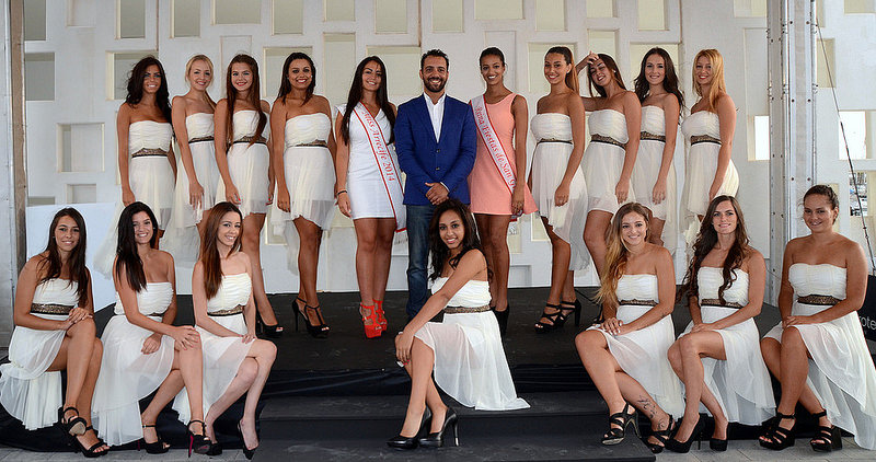 Las 17 candidatas posan junto al concejal de Festejos.