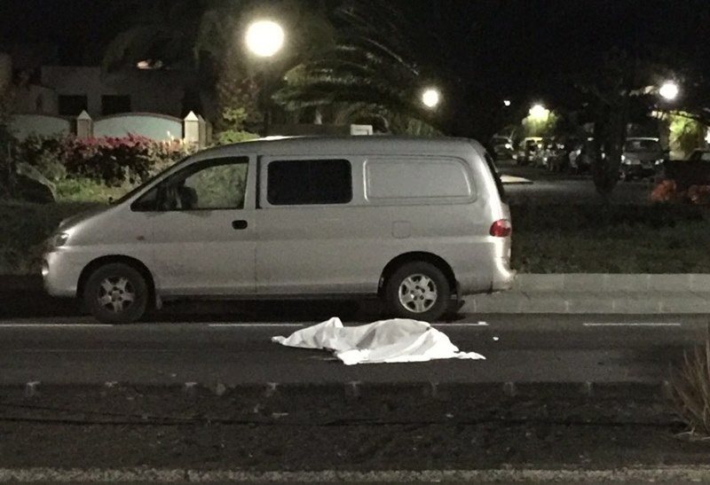 Junto a la furgoneta, el cadáver del hombre fallecido.