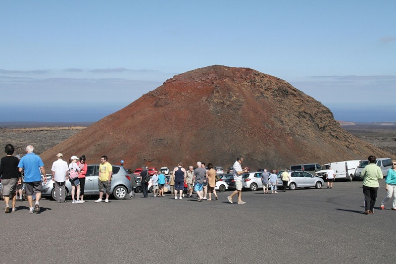 Turistas caminando por la zona de aparcamientos. Foto de archivo.