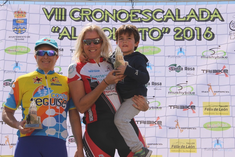 Podium femenino de ganadoras.