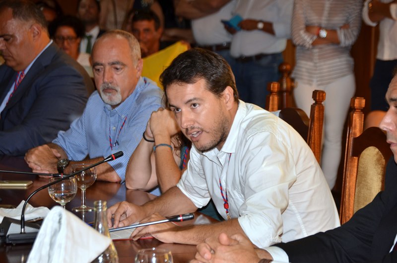 Imagen del líder de Podemos en Lanzarote, Carlos Meca, en un pleno del Cabildo