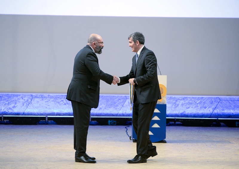 El diseñador lanzaroteño Paco Delgado recibiendo la Medalla de Oro de Canarias de la mano de Fernando Clavijo.