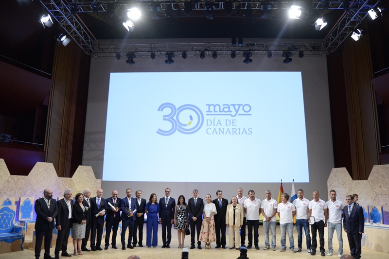 Foto de familia de los premiados.