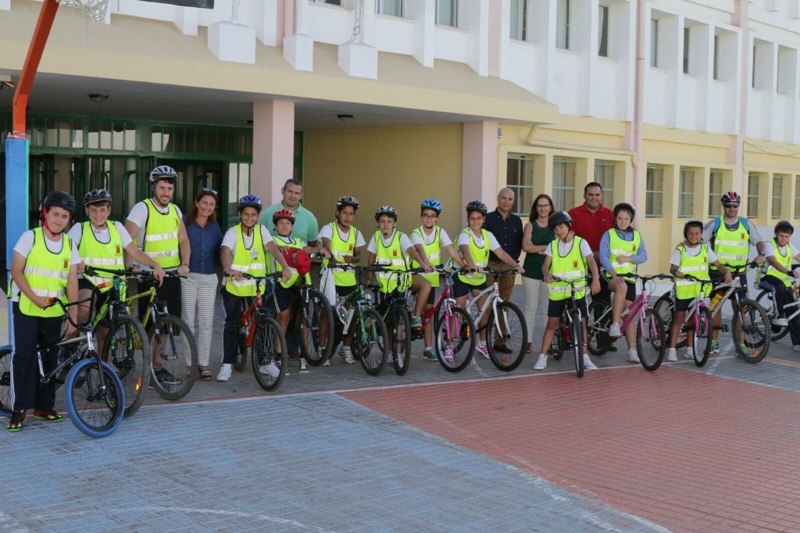 Alumnos del CEIP Nieves Toledo preparados para el recorrido junto a las autoridades locales