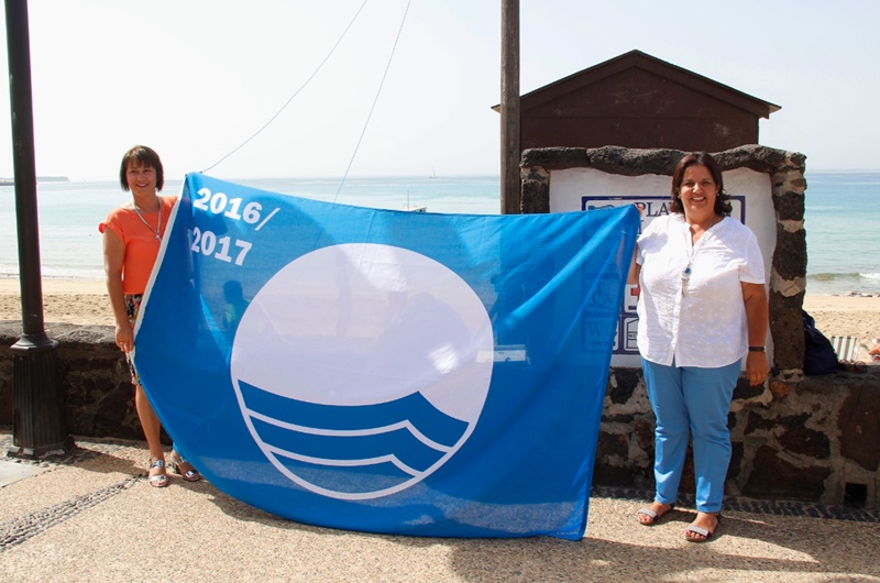 Izado de la bandera azul en Playa Blanca.
