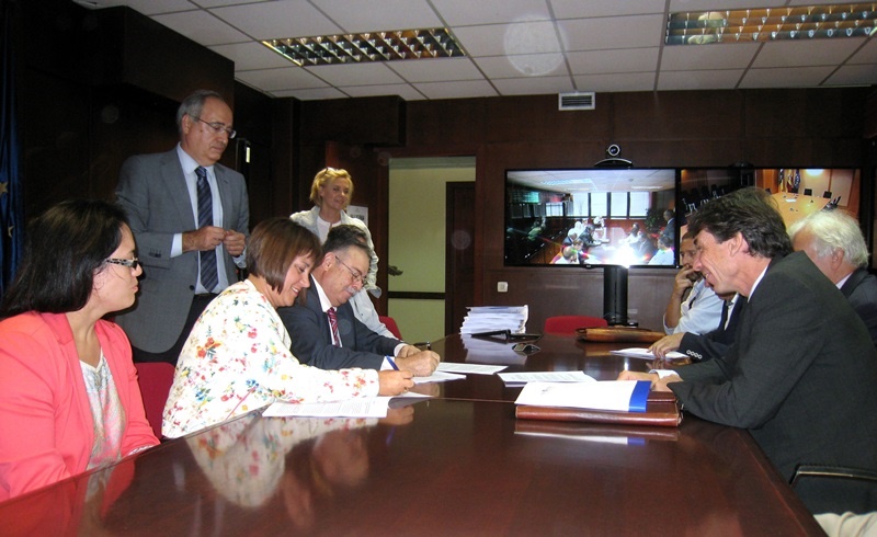 Imagen de la firma del convenio suscrito entre Gobierno de Canarias, Cabildo, Ayuntamiento de Yaiza y Club Lanzarote.