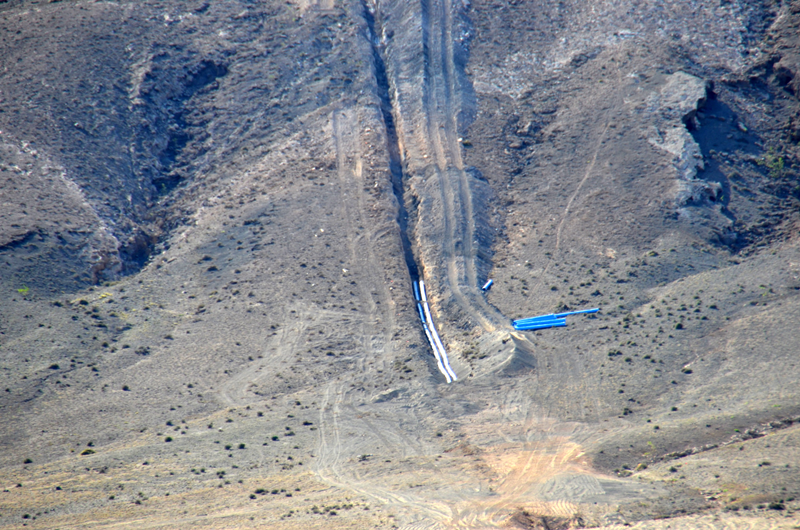 El hallazgo de los huesos obligó a Canal Gestión a paralizar las obras de canalización que realizaba en la zona.