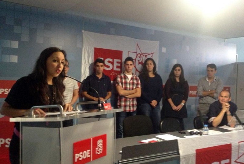 La socialista Jimena Álvarez, a la izquierda de la imagen.