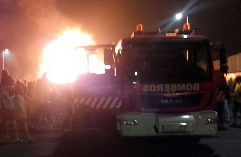 La hoguera de Playa Honda se reavivó pasadas las dos de la madrugada.