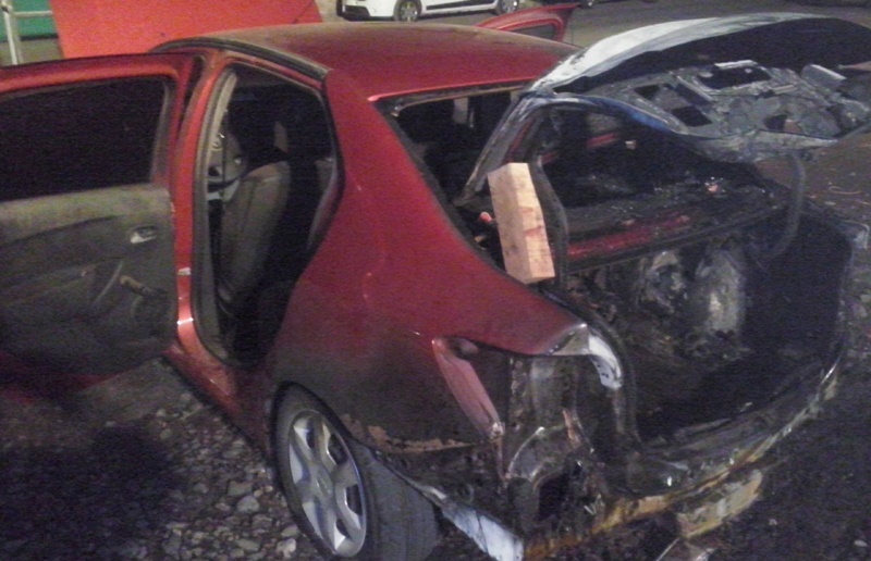 Un coche también ardió en la capital.