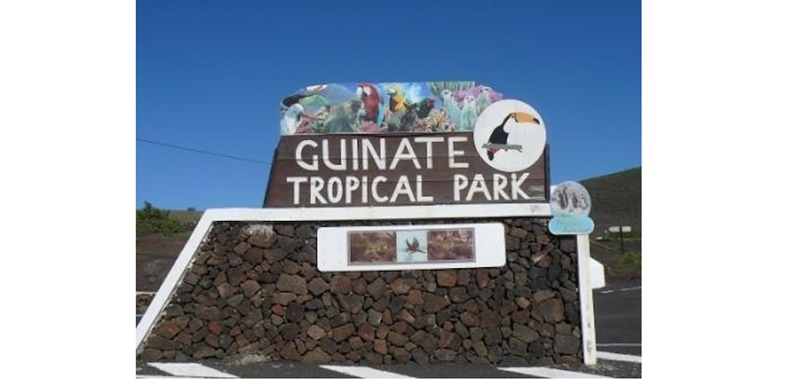 Monolito que anunciaba la entrada al parque