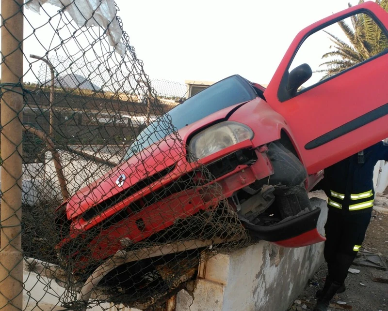 Pierde el control de su coche y se empotra contra un muro - Lancelot ...