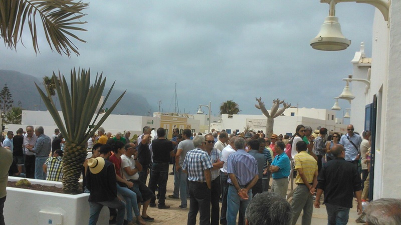 Los vecinos acompañaron el féretro, llevado a hombros, hasta el cementerio
