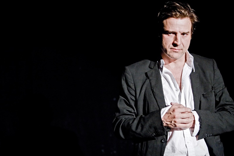 Alberto San Juan llega a la capital de la isla para profundizar en el capitalismo y sus repercusiones a través del teatro.