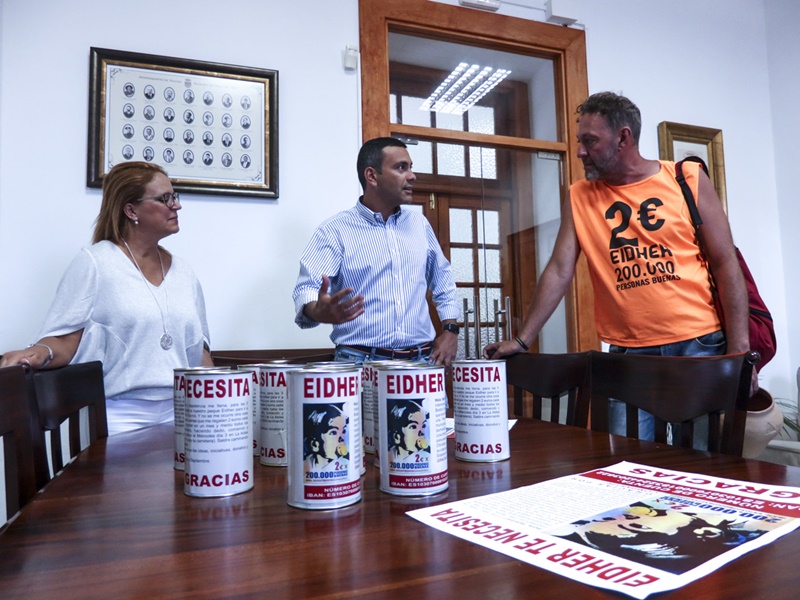 El padre coraje que lleva recorriendo las islas en busca de ayuda