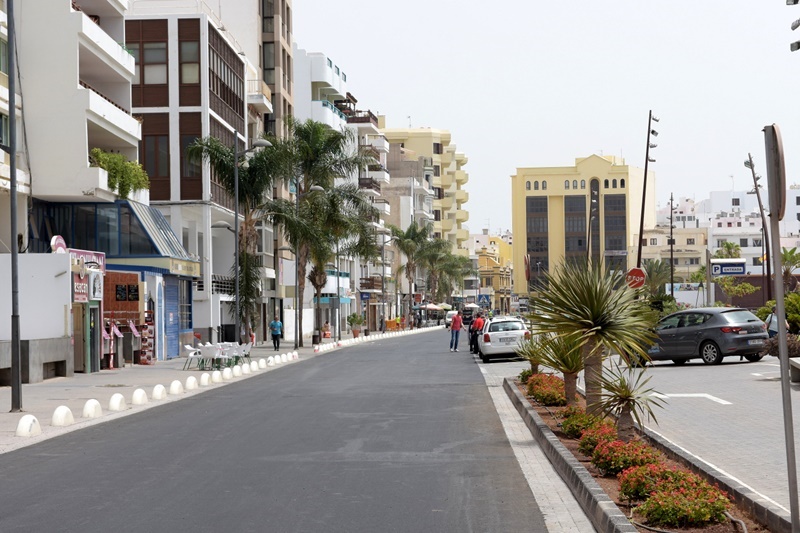 Los lanzaroteños parecen preferir una avenida abierta al tráfico en un solo sentido.