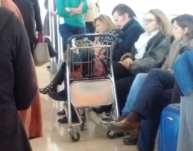 La popular pareja en el aeropuerto junto al resto de viajeros que se trasladaban a Lanzarote