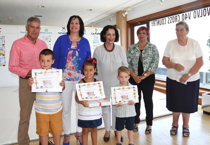 Los niños ganadores junto a los organizadores del concurso