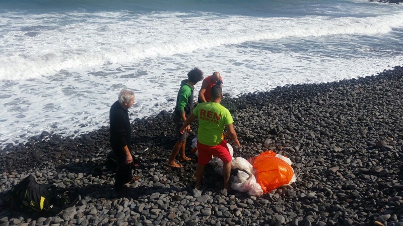 Momento del rescate con mar del fondo