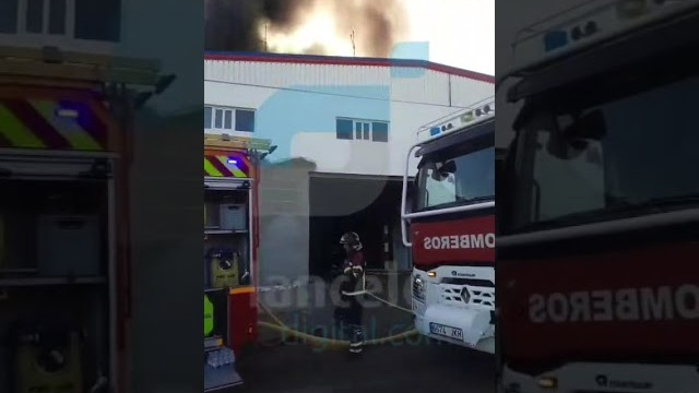 Pavoroso incendio en una nave de Valterra