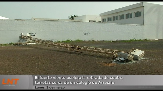 El fuerte viento acelera la retirada de cuatro torretas cerca de un colegio de Arrecife