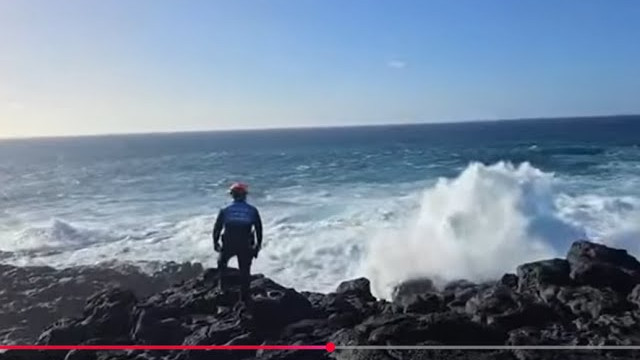 Continúa la búsqueda en la costa de Los Charcones de un joven que fue arrastrado por el mar