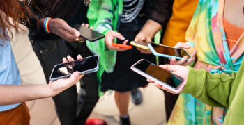 Entre pantallas y emociones: el nuevo lenguaje del entretenimiento Entre pantallas y emociones: el nuevo lenguaje del entretenimiento