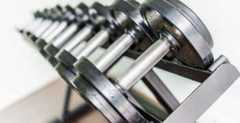 Guía completa sobre juegos de mancuernas para entrenamiento en casa