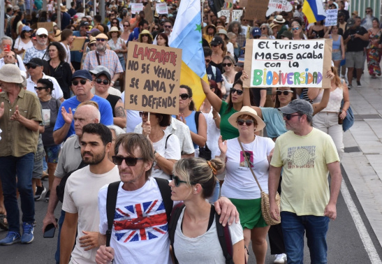 La plataforma ciudadana rechaza un nuevo hotel en Playa Blanca y reclama una moratoria turística inmediata ante la crisis de vivienda, agua y saturación