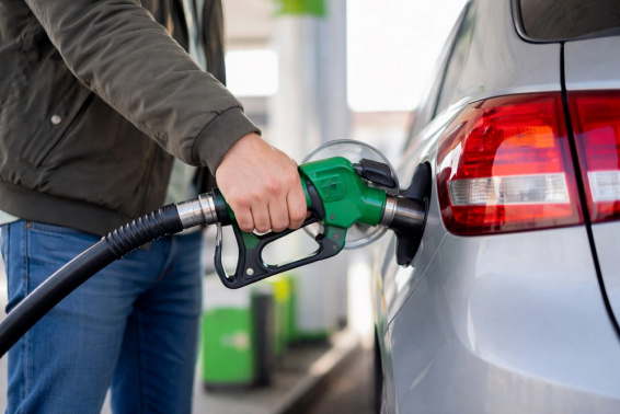 Repostando gasolina Repostando gasolina