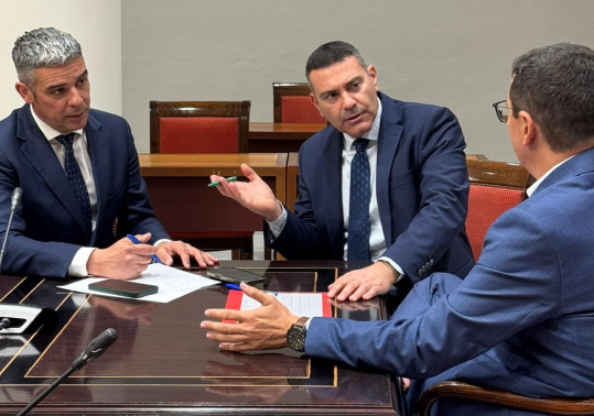 El Gobierno de Canarias y el Cabildo acuerdan actuaciones tras el crecimiento del puerto, que ya cuenta con 18 embarcaciones base