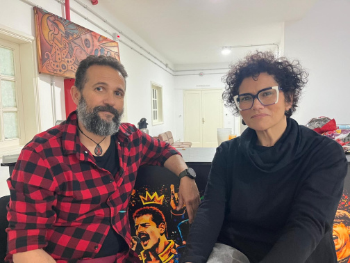 Mónica Arencibia y Orlando Márquez fundaron en 2024 una compañía que levanta sus obras desde el guion hasta la escenografía, con meses de ensayo y un equipo abierto a actores de la isla