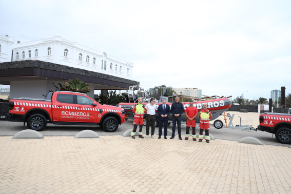 Se suman dos nuevos vehículos pick-up y una embarcación al parque móvil lanzaroteño