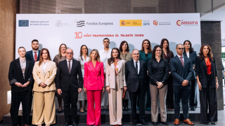 Dos lanzaroteñas exhiben el éxito del programa Talento Joven de la Cámara Insular ante la Reina