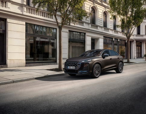 Incorpora tecnología de iluminación digital, sistemas avanzados de asistencia y un interior más amplio y versátil