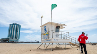 Rescatan a dos niños a los que el viento arrastraba mar adentro