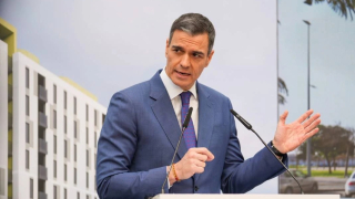 Sánchez cierra filas tras el procesamiento de su esposa y apela al tiempo y a la justicia