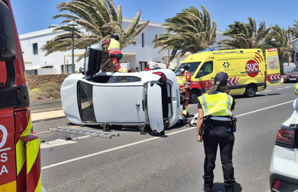Aparatoso accidente con un vehículo volcado lateralmente en Costa Teguise