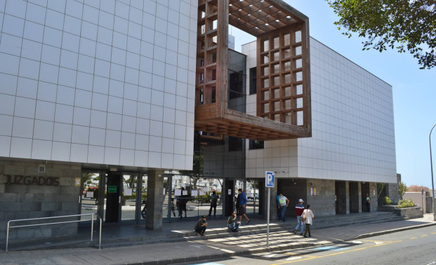 El juez envía a prisión al padre investigado por la muerte de su bebé en Lanzarote