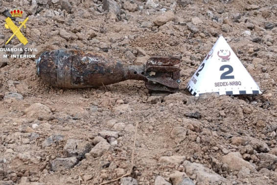 La Guardia Civil activó al GEDEX tras el aviso de unos operarios que localizaron el artefacto semienterrado en Lanzarote