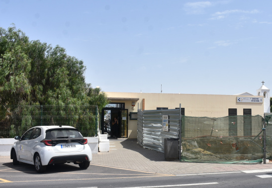 El Gobierno de Canarias confirma un nuevo edificio sanitario de 1.800 metros cuadrados y urgencias, mientras el Ayuntamiento exige mantenerlo en el centro de la localidad y ampliar el proyecto con aparcamientos El Gobierno de Canarias confirma un nuevo edificio sanitario de 1.800 metros cuadrados y urgencias, mientras el Ayuntamiento exige mantenerlo en el centro de la localidad y ampliar el proyecto con aparcamientos