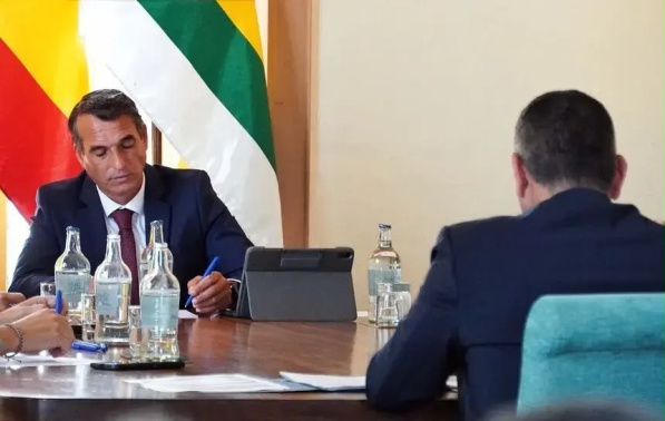 Pide a la Primera Corporación que construya una nueva infraestructura al considerar que ofrecería mayores garantías de seguridad que una simple reparación Pide a la Primera Corporación que construya una nueva infraestructura al considerar que ofrecería mayores garantías de seguridad que una simple reparación