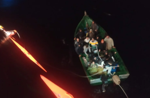 Rescatadas 80 personas de una patera a 45 millas al este de Lanzarote