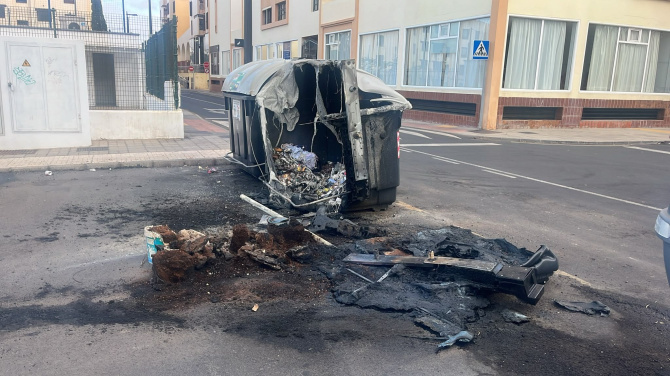 Jacobo Lemes advierte que la retirada de cada contenedor calcinado supone un coste de 1.000 euros a los que hay que sumar otros 1.000 para reponer cada uno de ellos Jacobo Lemes advierte que la retirada de cada contenedor calcinado supone un coste de 1.000 euros a los que hay que sumar otros 1.000 para reponer cada uno de ellos