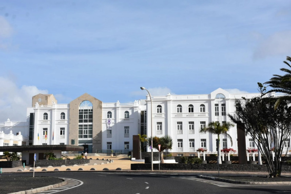 Es la primera vez que una corporación insular canaria incluye expresamente a una segunda isla en su denominación