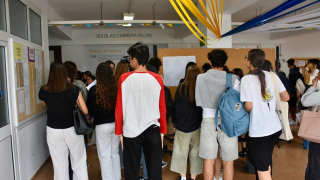 Denuncian que las becas  de estudio en Tías llegan tarde 
